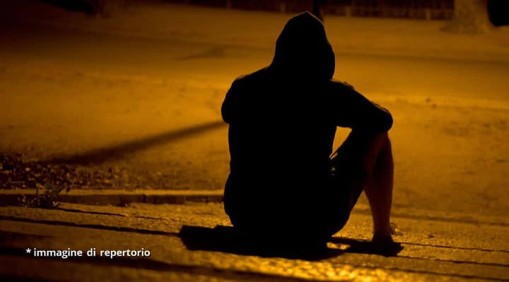 ragazzo seduto di spalle