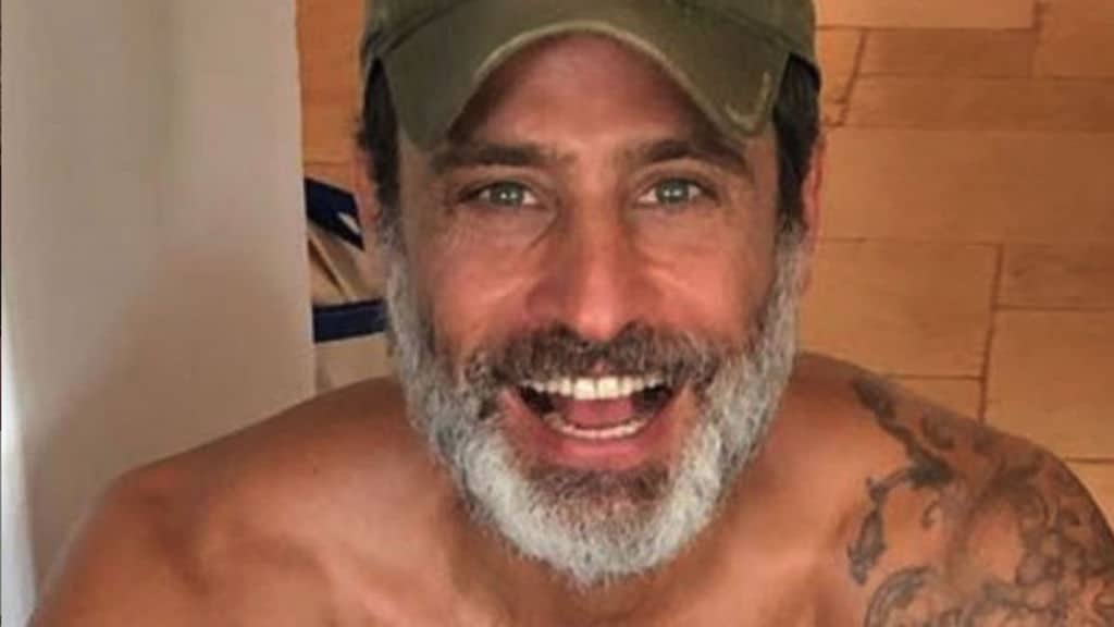 Raz Degan sorridente con il cappellino in testa