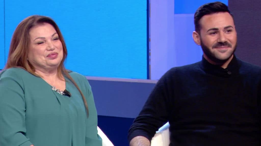 Serena Grandi con il figlio Edoardo seduti nello studio di Mattino 5
