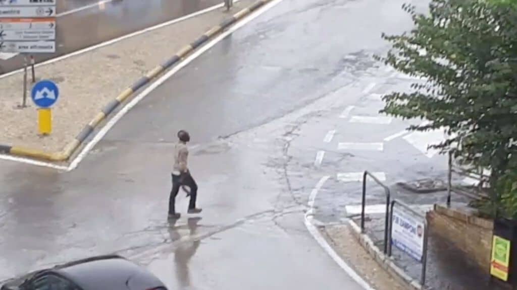 uomo di 38 anni che cammina armato per strada