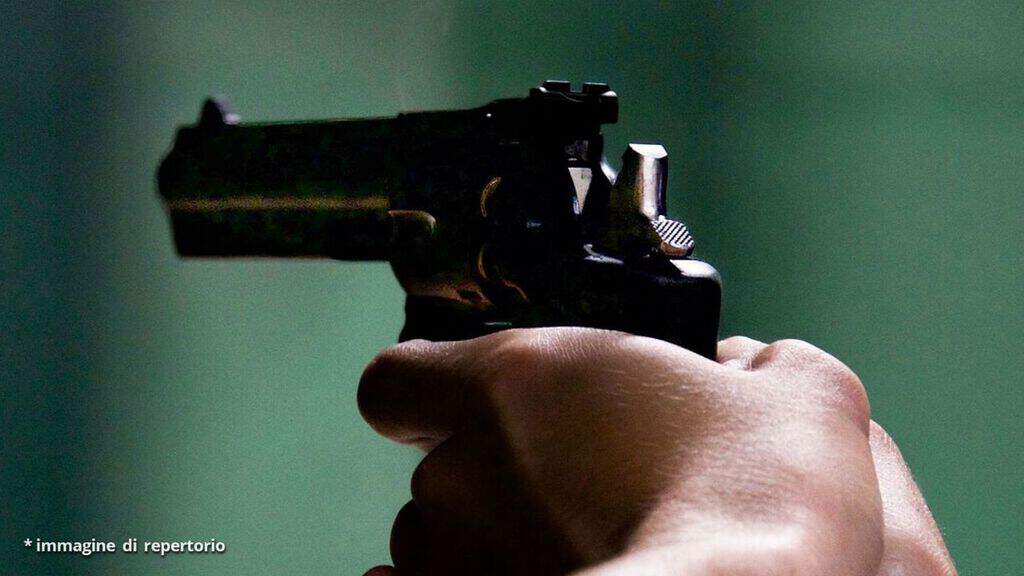 uomo spara con la pistola