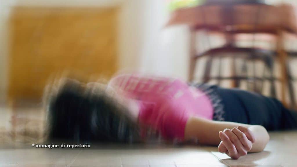 giovane donna a terra vittima di violenza