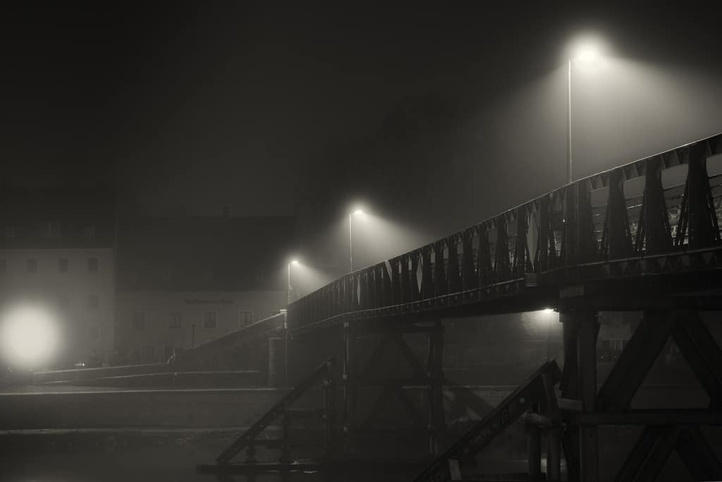 Un ponte ferroviario immerso nella nebbia