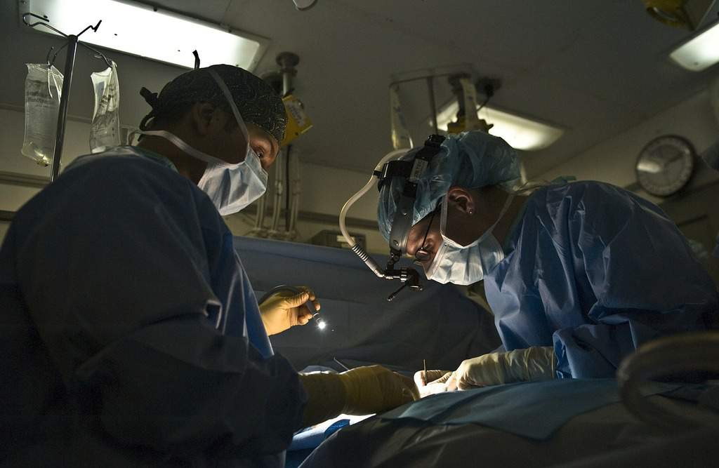 Chirurghi in sala operatoria durante un'operazione