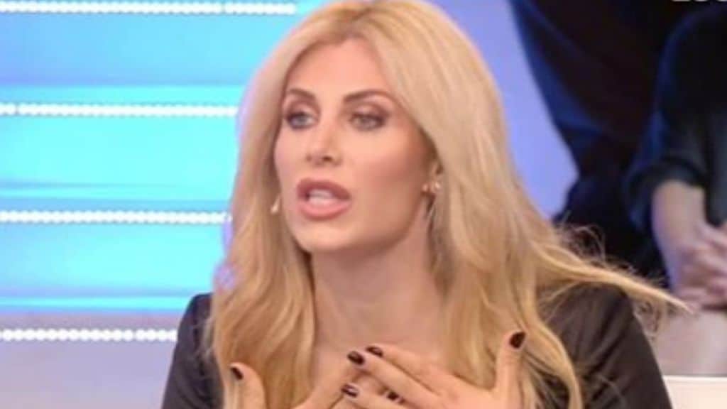 Paola Caruso in primo piano a Pomeriggio Cinque