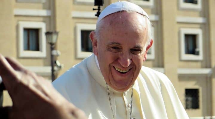 Papa Francesco inaugura un palazzo storico: ora è un rifugio per senzatetto