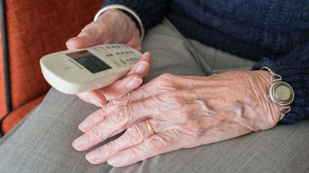 anziano con un telefono in mano