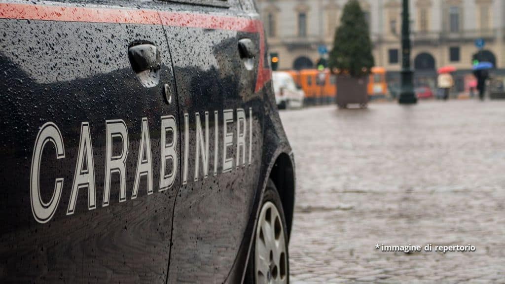 auto dei carabinieri sotto la pioggia