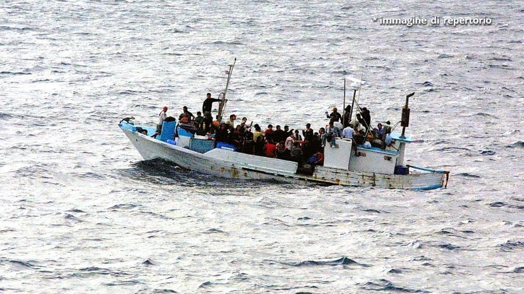 barcone di migranti in mare