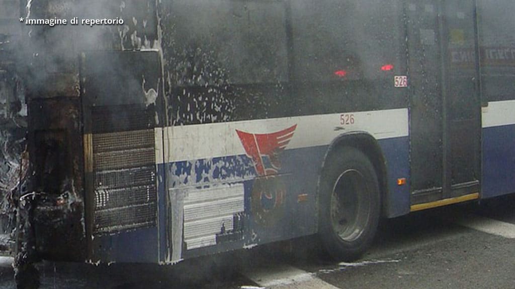 bus bruciato