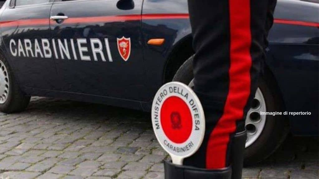 Giovane coppia lascia i figli di 3 e 6 anni soli a casa per andare a ballare. Poi si ubriacano e fanno un incidente: denunciati dai carabinieri di Torino (immagine di repertorio)