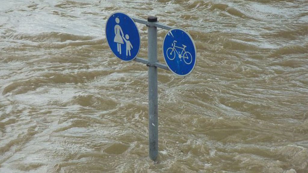 cartelli stradali su strada allagata