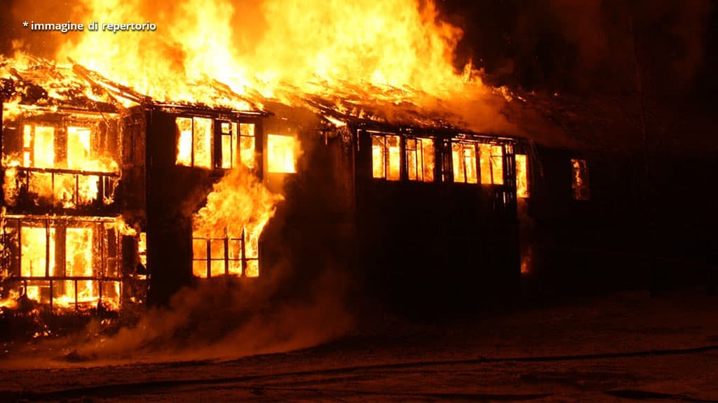 casa in fiamme