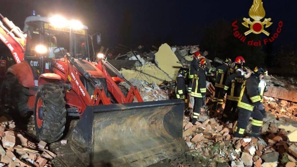 esplosione ad alessandria e vigili del fuoco sul luogo