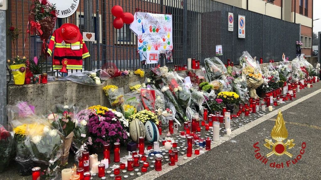 fiori fuori dalla caserma dei vigili del fuoco ad alessandria