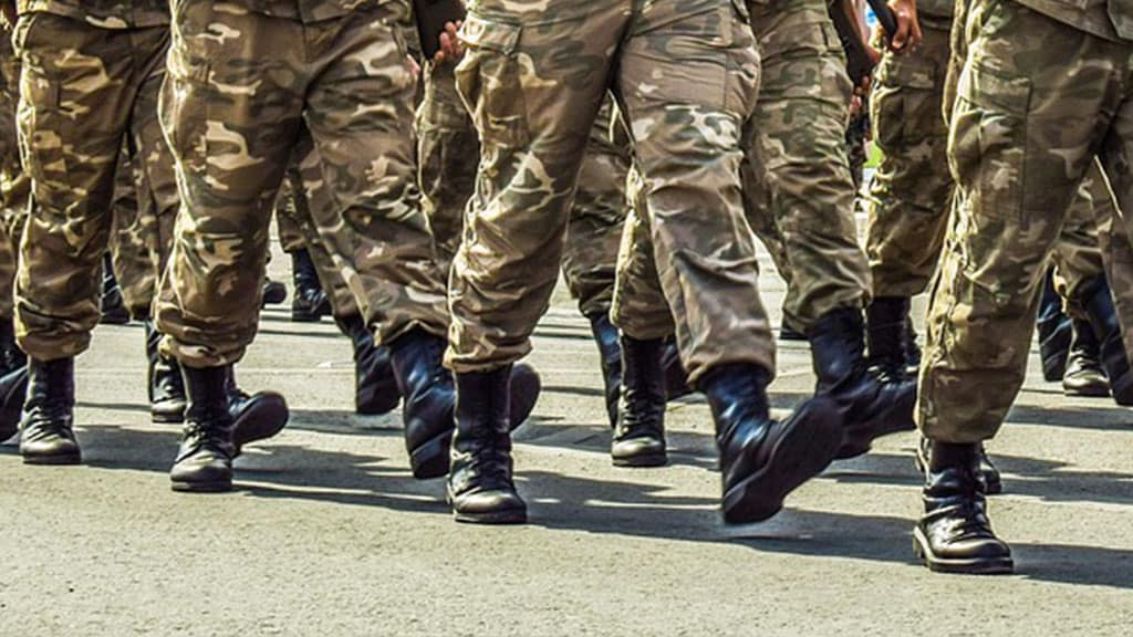 gambe di militari in marcia