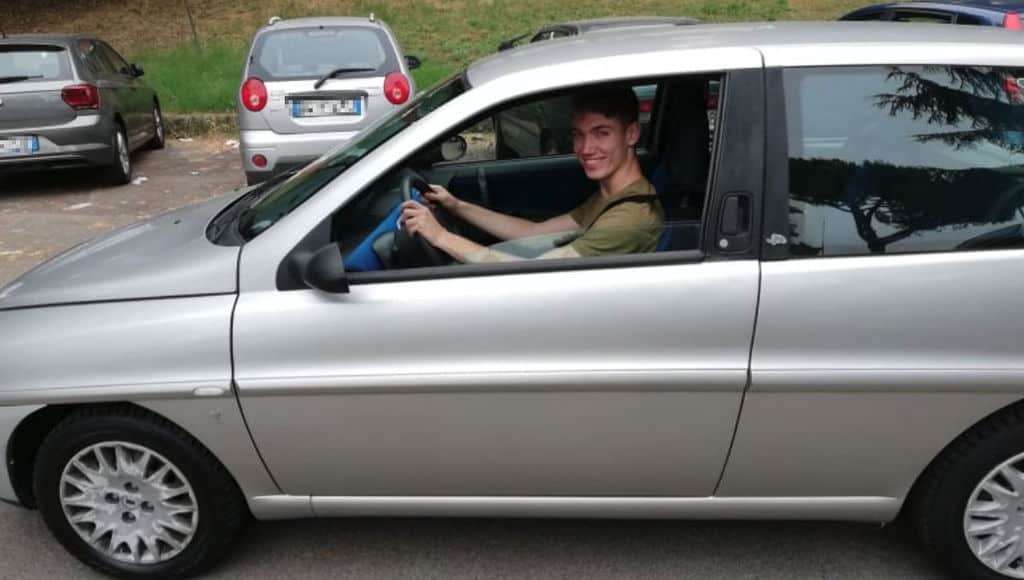 Giacomo Donati Clarke a bordo della sua auto