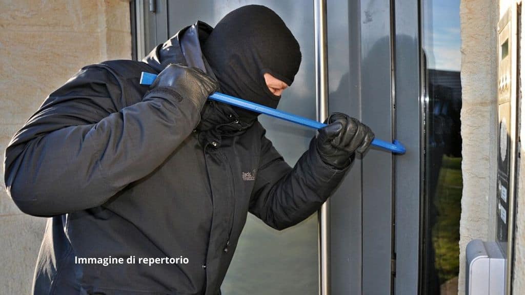 Un ladro “gentiluomo” è entrato nella casa di una 83enne. Quando la signora si è sentita male, l’ha soccorsa e poi è andato via a mani vuote. L'anziana non l'ha voluto denunciare (Immagine di repertorio)
