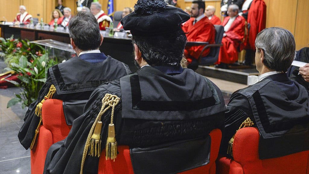 magistrati di spalle