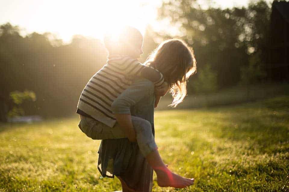 Mamma e figlio che giocano al sole