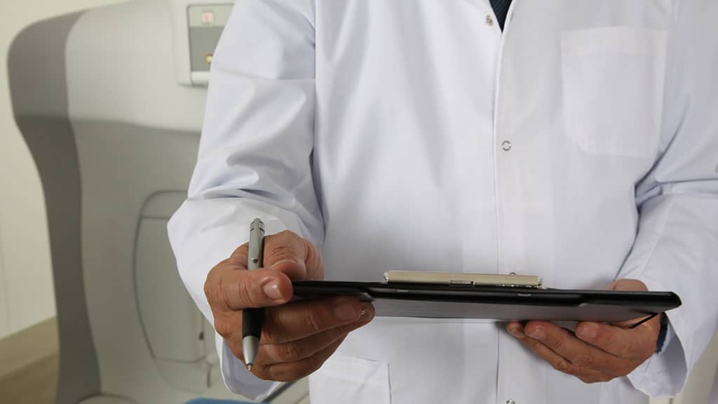 mani di medico con cartella