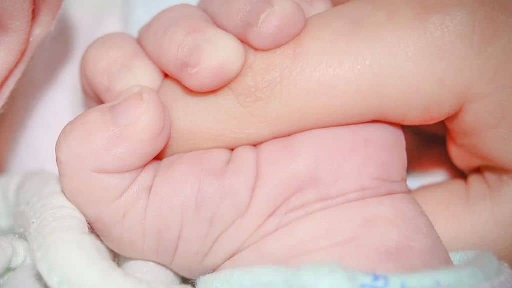 manina di neonato