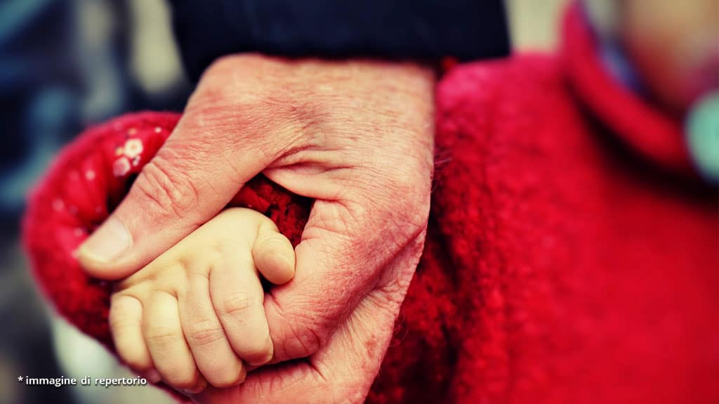 mano di uomo e bambino