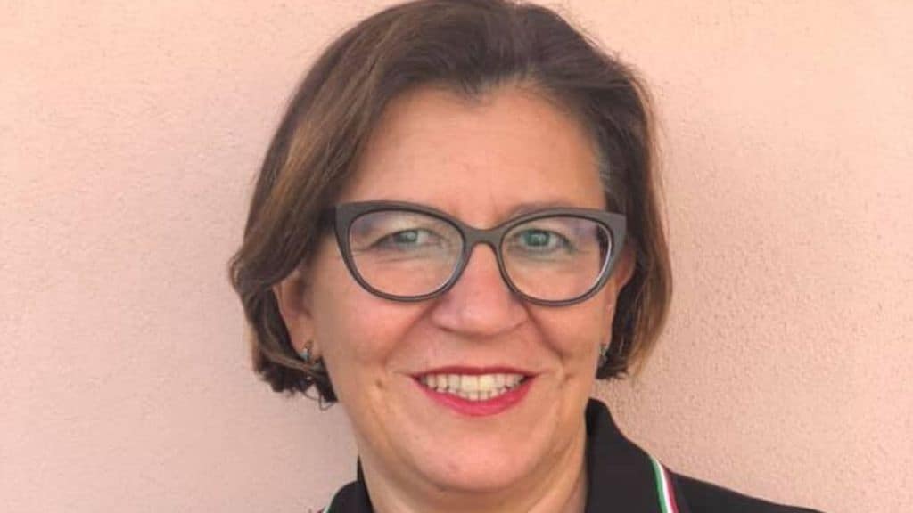 Elisabetta Trenta vivrebbe ancora nella casa di quando era ministra, dopo averla assegnata al marito militare. Imbarazzo fra i 5 Stelle, ma lei respinge ogni accusa: "Tutto regolare" (Foto Facebook)
