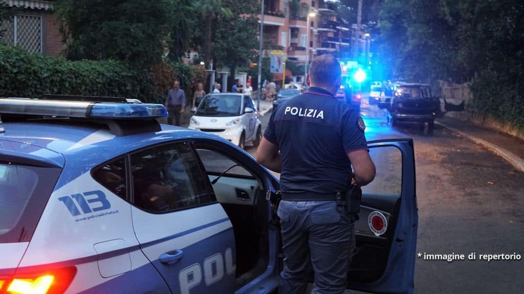 agente di polizia di spalle