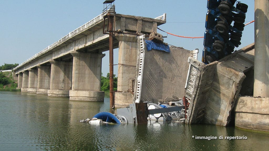 ponte crollato su un fiume