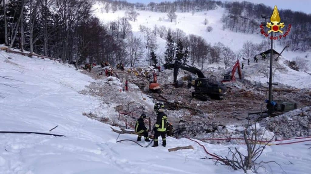 L'hotel Rigopiano travolto da una valanga