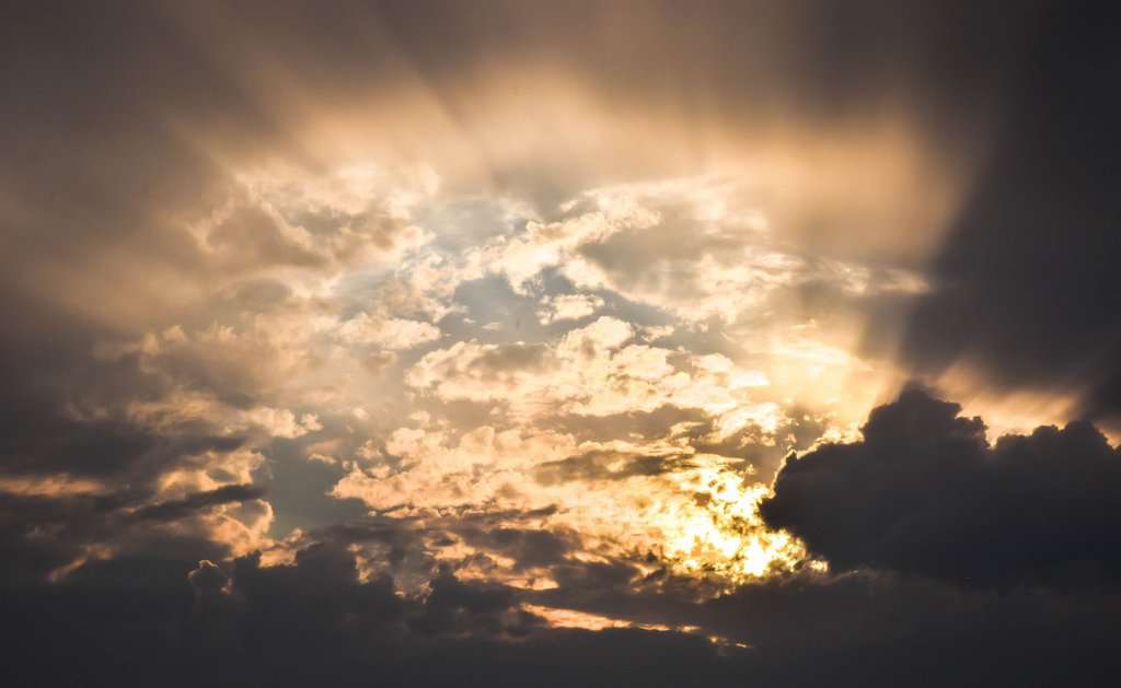 Sole filtra tra le nubi