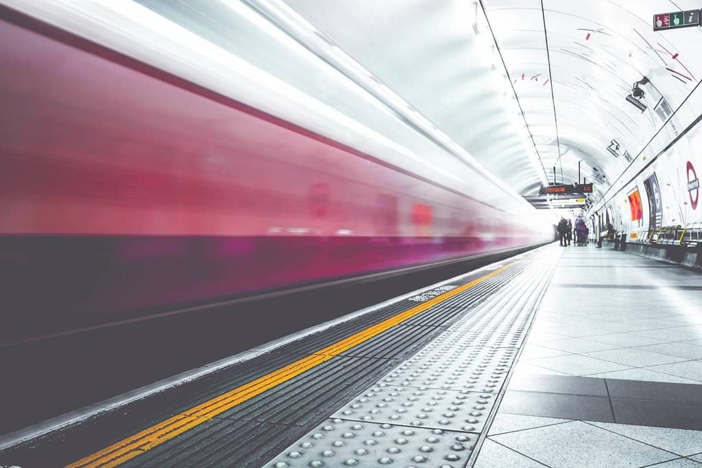 treno che passa velocemente davanti alla fermata