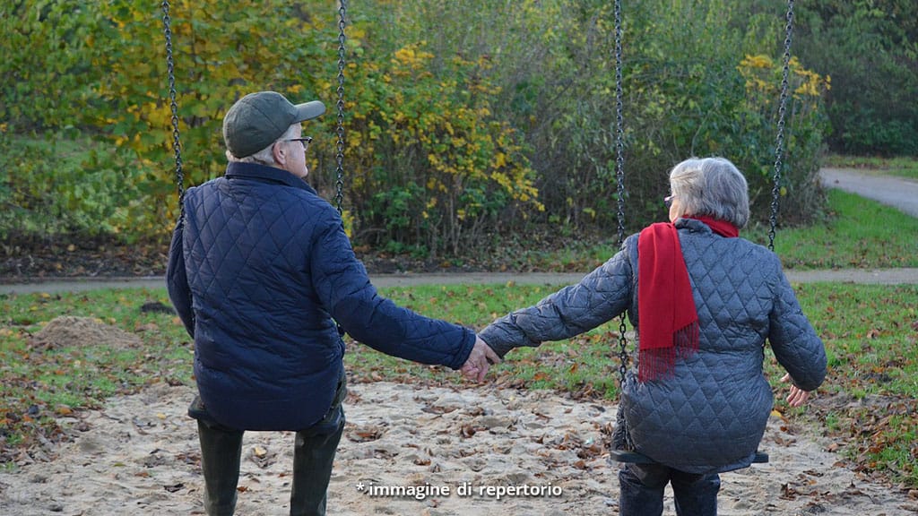 uomo e donna su altalene