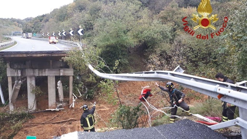 il viadotto crollato in provincia di Savona