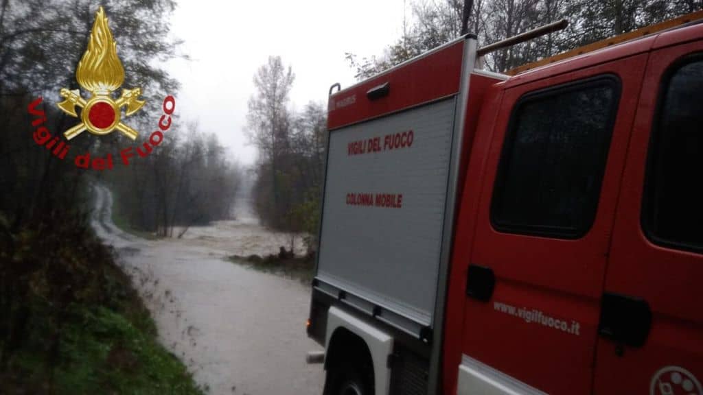 camion dei vigili del fuoco in una zona di emergenza maltempo