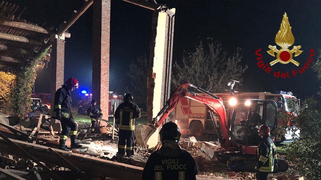 Vigili del fuoco dopo l'esplosione ad Alessandria