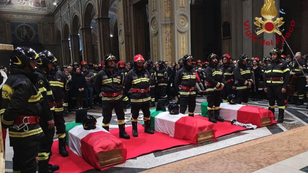 i feretri in chiesa durante i funerali
