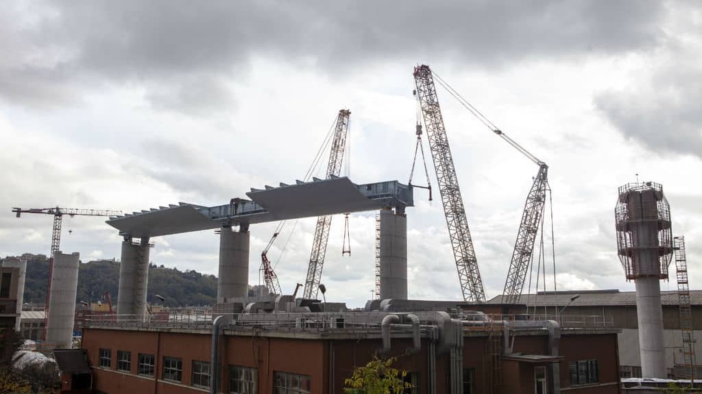 ponte morandi in fase di ricostruzione