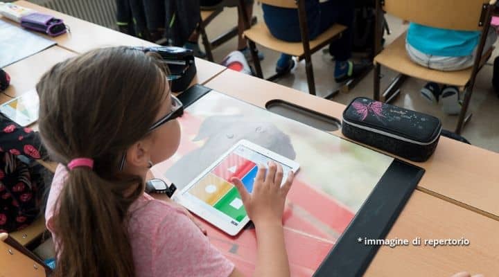 Bambina in una scuola elementare