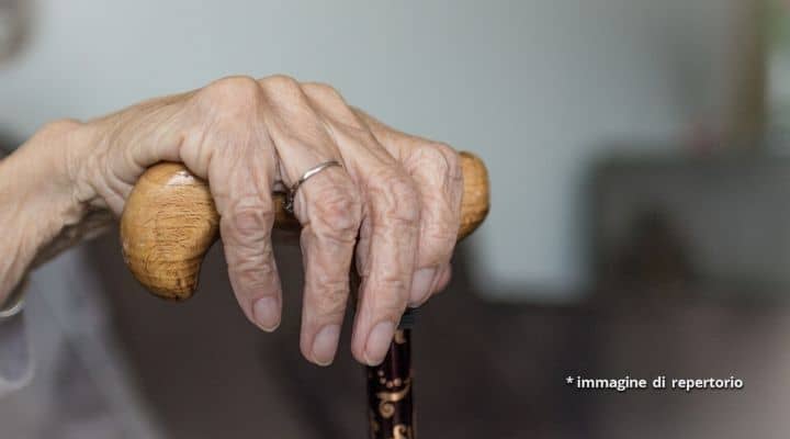 Mano di un'anziana signora