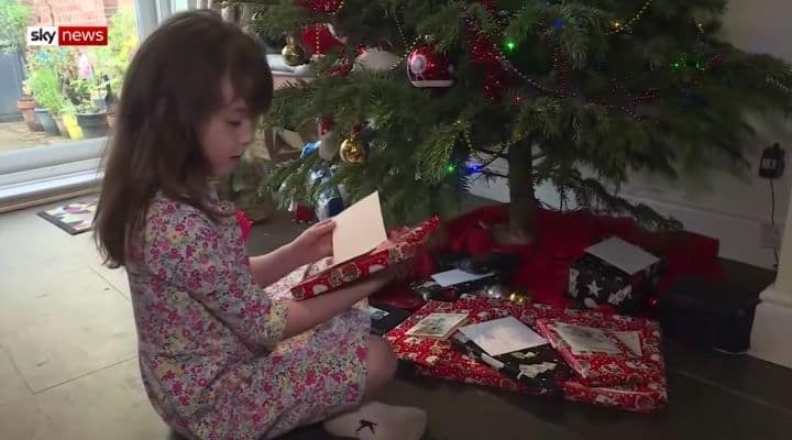 Aiuto Regali Natale.Bambina Apre Una Cartolina Di Natale Dentro C E Un Messaggio Di Aiuto