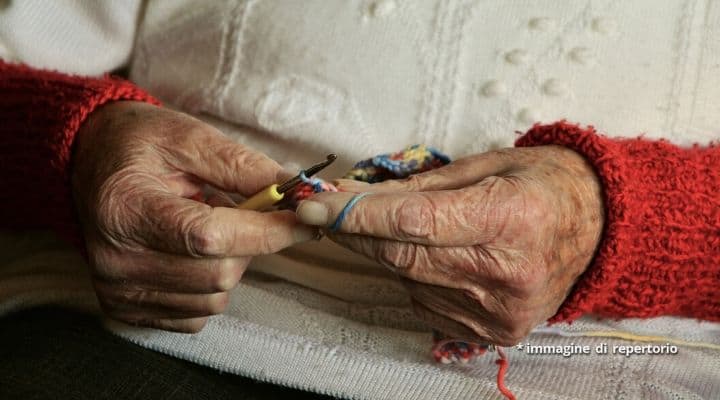 Mani di un'anziana signora