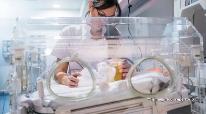 Neonato in incubatrice