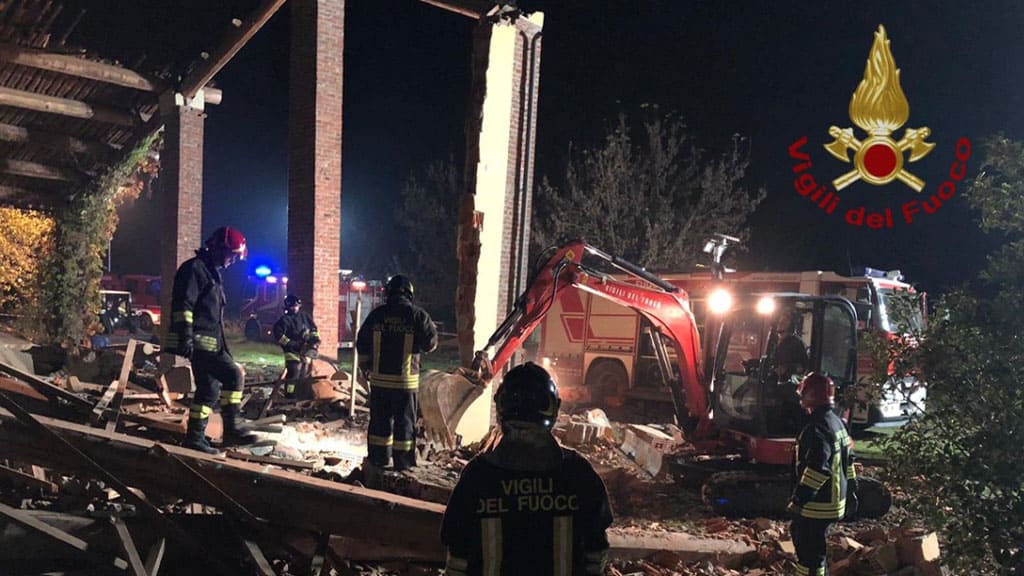 Vigili del fuoco tra le macerie della cascina di Alessandria