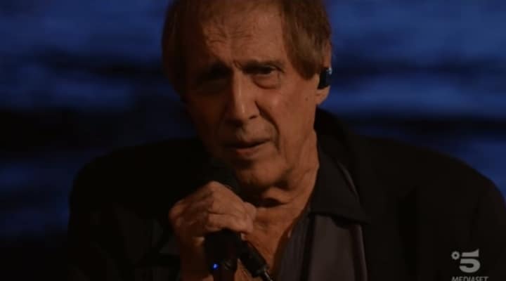 adriano celentano col microfono in mano