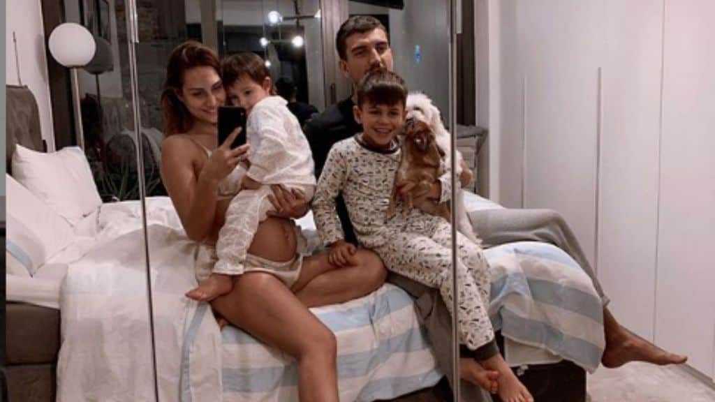 Beatrice Valli e Marco Fantini con i figli allo specchio