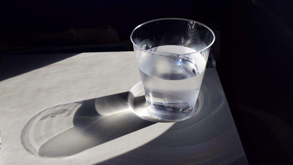 bicchiere d'acqua sul tavolo
