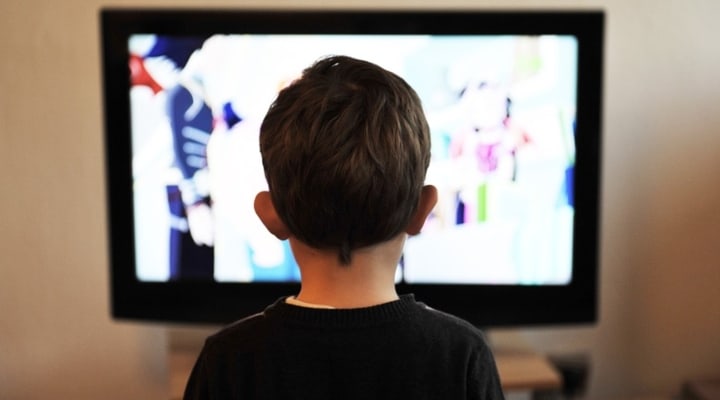 bimbo davanti televisione