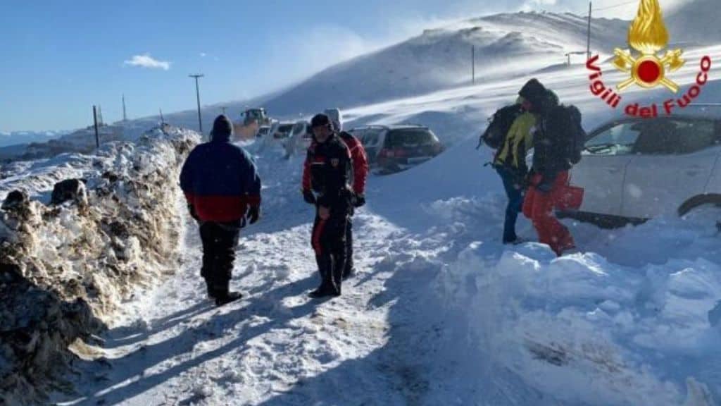 Gli automobilisti bloccati dalla neve